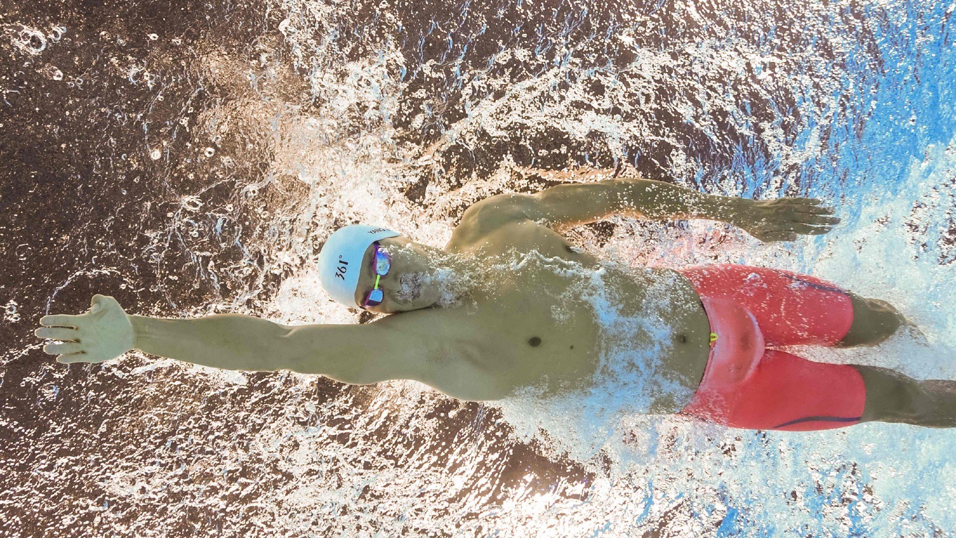 伊朗球迷在雪中烤羊肉串助威，被冬奥组委点名表扬，伊朗足球场